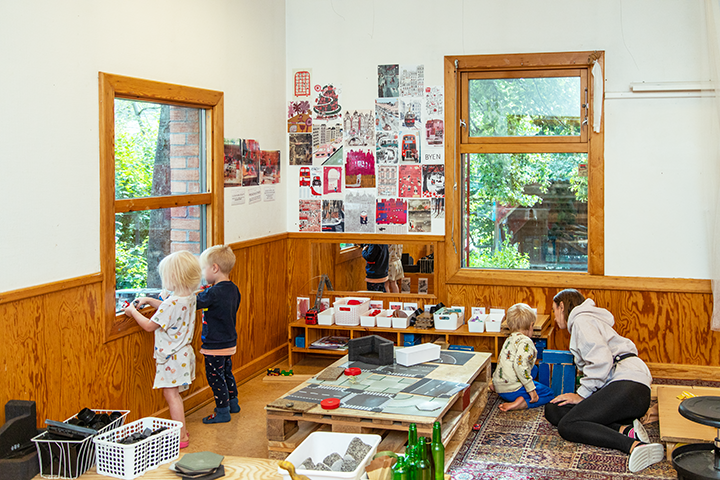 Barn i lek inne i barnehagen