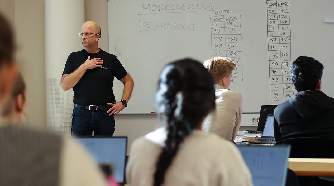 Svein Erik underviser en klasse i matematikk,
