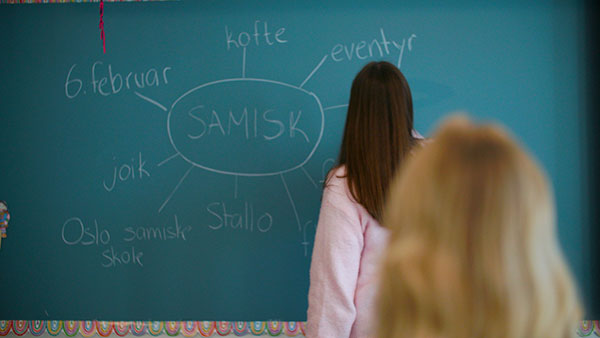 Illustrasjonsfoto av elev i klasserom som jobber med samiske tema.
