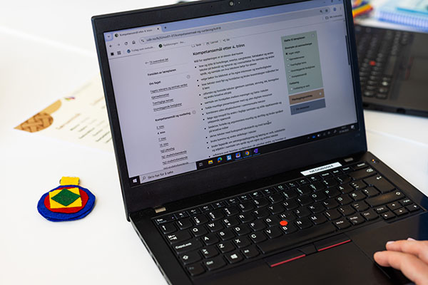 Bilde ac b&aelig;rbar pc som viser kompetansem&aring;l fra en l&aelig;replan.