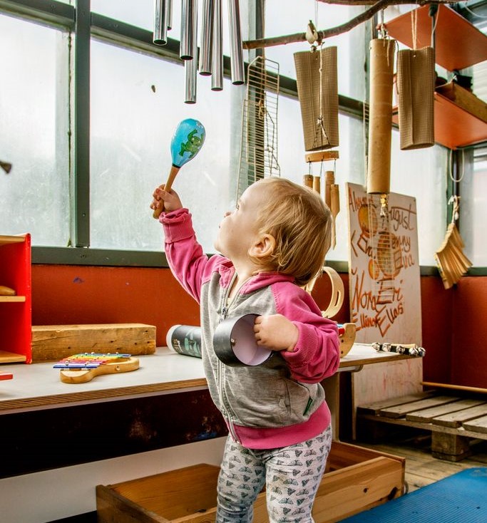 Lite barn leker med instrumenter