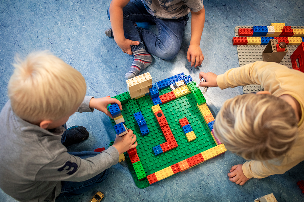 Barn bygger duplo